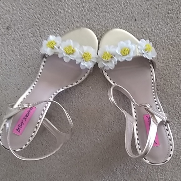 betsey johnson daisy shoes